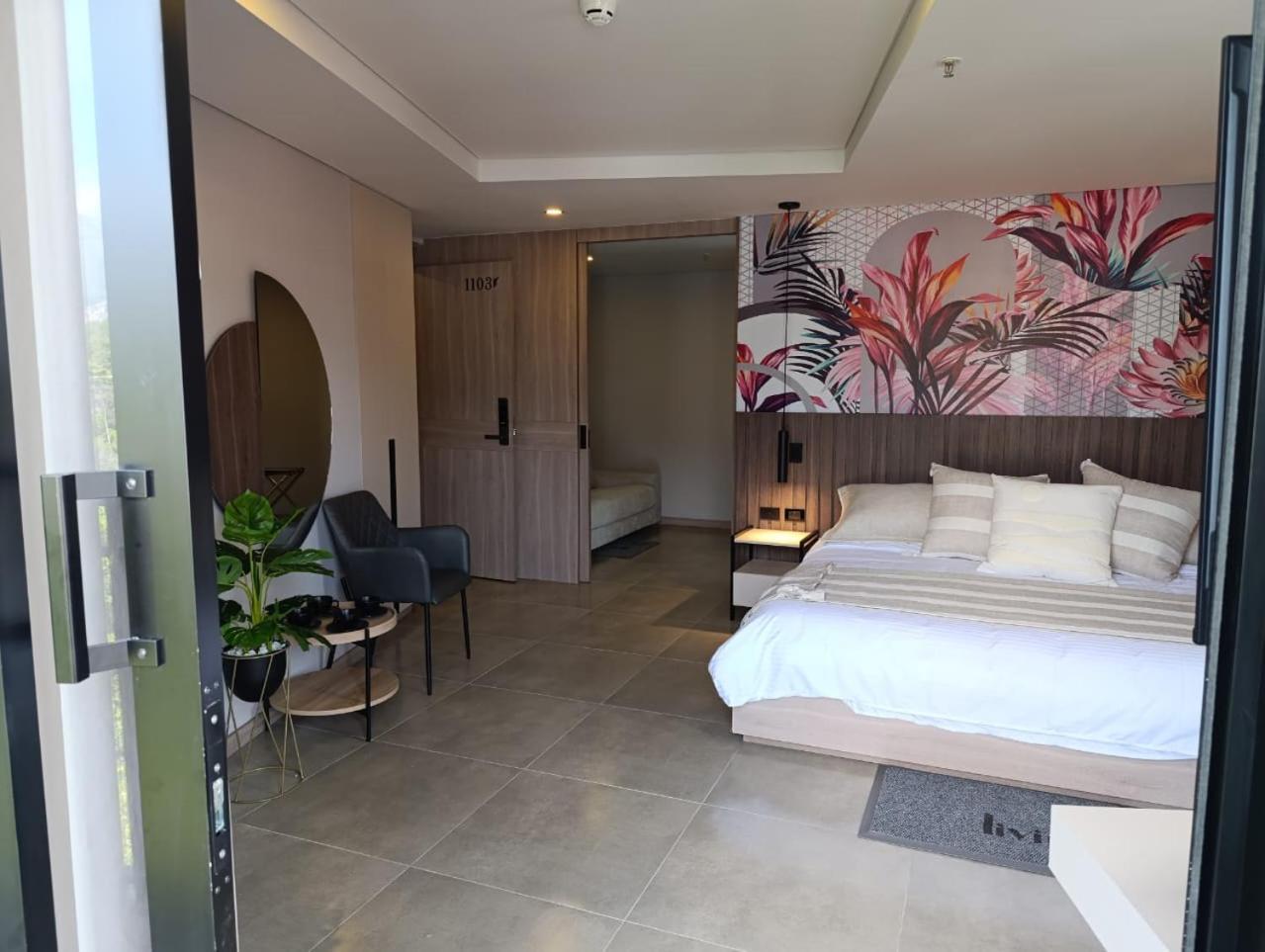 Hotel Living 35 Suites Medellin Ngoại thất bức ảnh